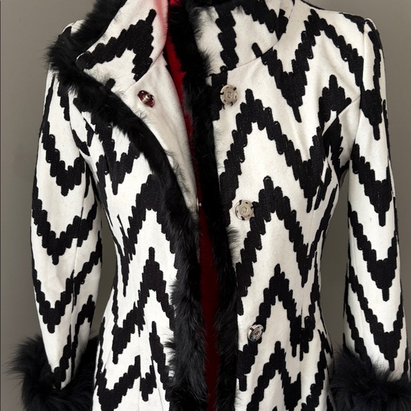Beautiful Black/White Chevron Coat with Detachable Fur Trim - Picture 3 of 8